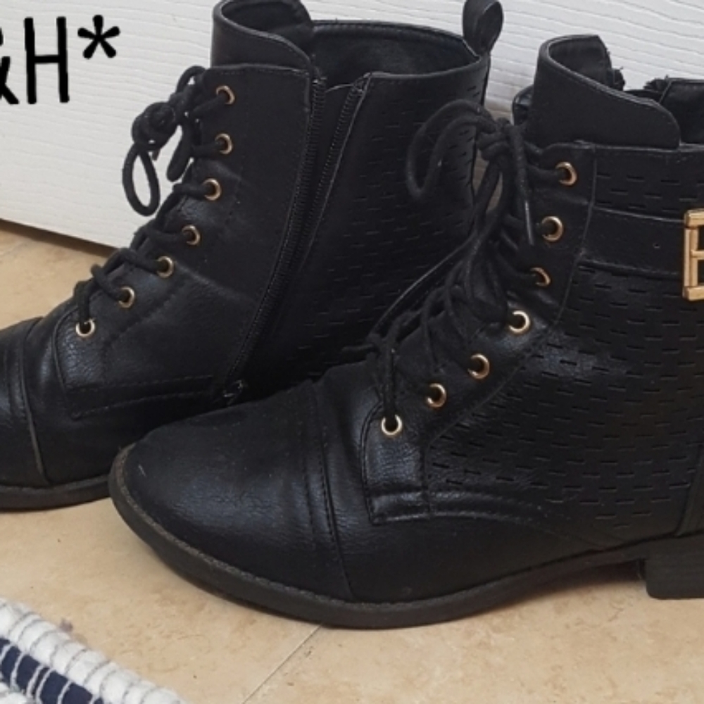 REPOSH Cute Black Boots